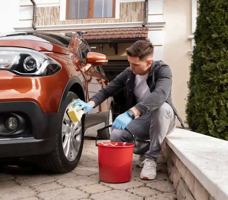 Lavage auto à domicile Saint-Dizier-les-Domaines : professionnel intervenant sur un véhicule